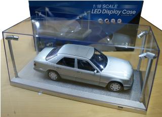 Vitrine mit LED-Beleuchtung 1:18 Sockel silber External dimensions: 35,5cm L x 15,6cm B x 16cm H